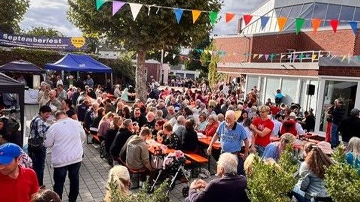Hof mit Menschen beim Septemberfest 2025