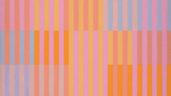 Abstraktes geometrisches Muster aus horizontalen Pastellstreifen in verschiedenen Rosa-, Orange- und Pfirsichtönen.