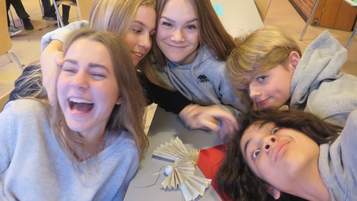 En gruppe af skolepiger tager selfie i en klassesal