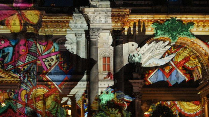 Bunte Graffiti-Wand vor historischem Gebäude