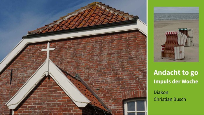 Bild zeigt Kirche und Strand mit Text in Deutsch