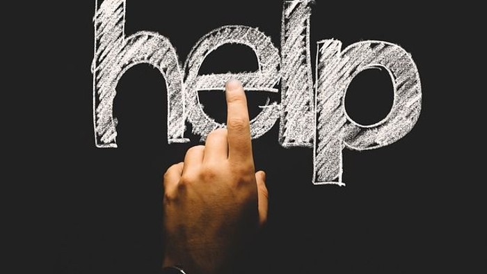 Finger tippt auf das Wort 