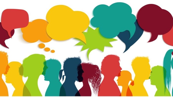Verschiedene farbige Silhouetten von Menschen mit Sprechblasen