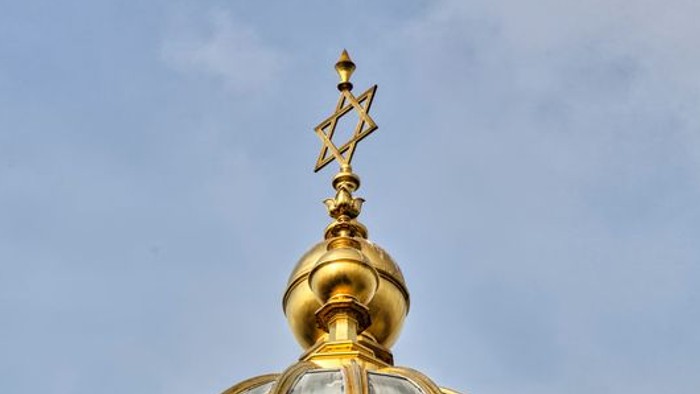 Prachtvoller goldener und blauer Kuppeldom mit filigranem Zierwerk