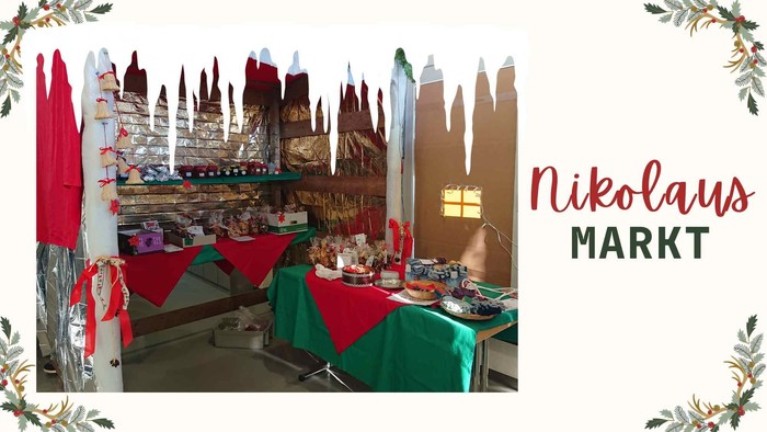 Weihnachtlicher Marktstand mit Dekoration und Kerzen