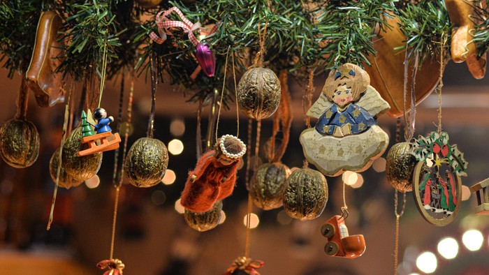 Weihnachtsdekorationen mit Plätzchen und Christbaumschmuck