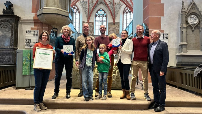 Gruppe von Menschen posiert in Kirche