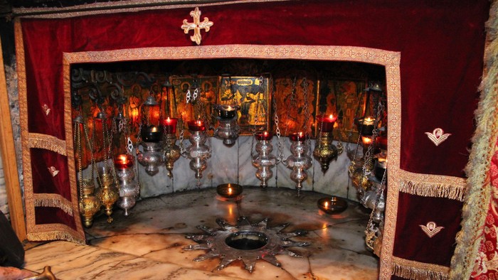 Innenraum einer Kirche mit Altarraum, Kerzen und Ikonen