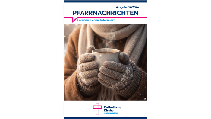 Titelblatt eines katholischen Pfarrbriefs mit einer Person, die an einem verschneiten Tag eine warme Tasse Kaffee hält.