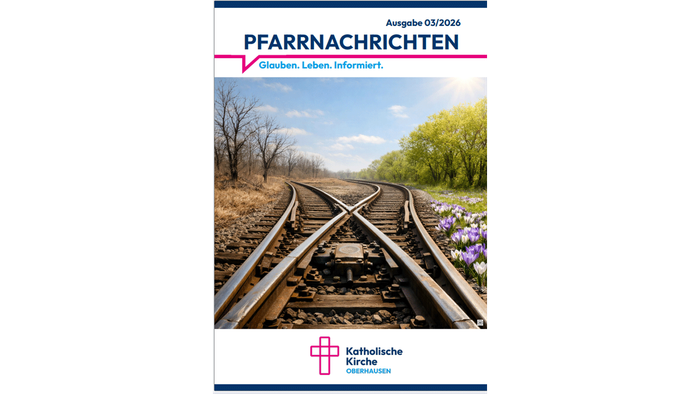 Gemeindebrief-Titelblatt mit Eisenbahnschienen, die sich mit Frühlingsblumen und einem klaren Himmel vereinen.