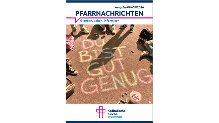 Titelblatt eines katholischen Pfarrbriefs mit der Botschaft *„Du bist gut genug“*, in Kreide auf Sand geschrieben während einer Zusammenkunft.