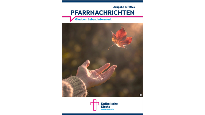 Umschlag eines katholischen Pfarrbriefs vom Oktober 2024 mit einer Hand, die ein fallendes rotes Blatt auffängt.