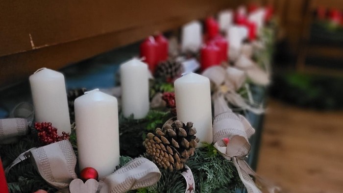 Weihnachtsdekoration mit Kerzen und Tannenzapfen