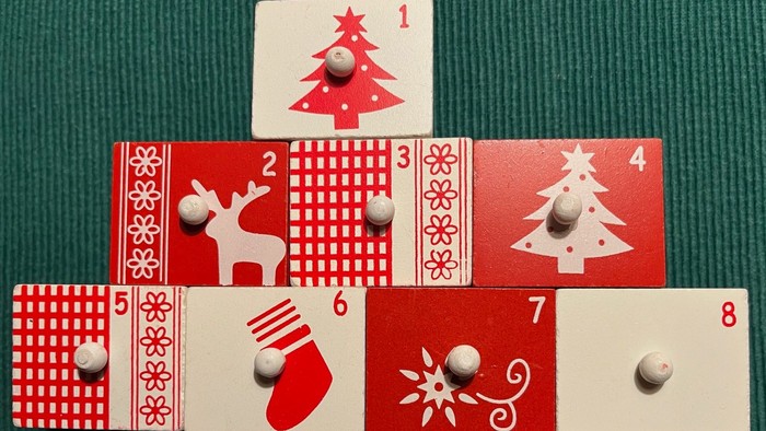 Weihnachtliche Spielkarten mit verschiedenen Motiven wie Tannenbaum, Rentier und Strumpf.