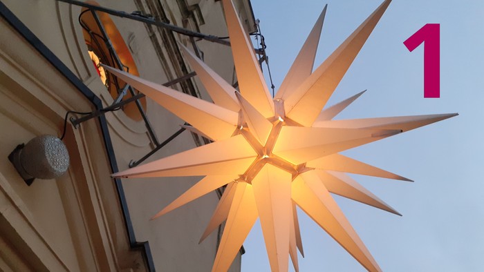 Ein Herrnhuter Adventsstern hängt über dem Eingang der Dorfkirche Stülpe.