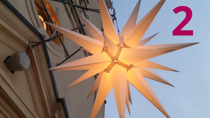 Herrnhuter Adventstern über dem Eingangsportal der Dorfkirche Stülpe