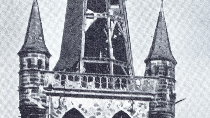 Gotische Kirche mit hohem Turm und spitzen Bögen