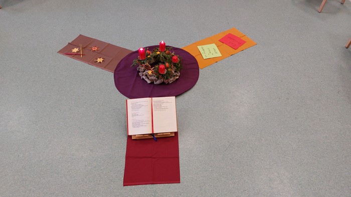 Drei rote Karten mit Blumen und Kerzen in der Mitte