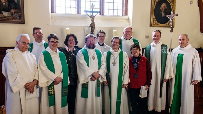 Eine Gruppe von Geistlichen und Gläubigen in einer Kirche