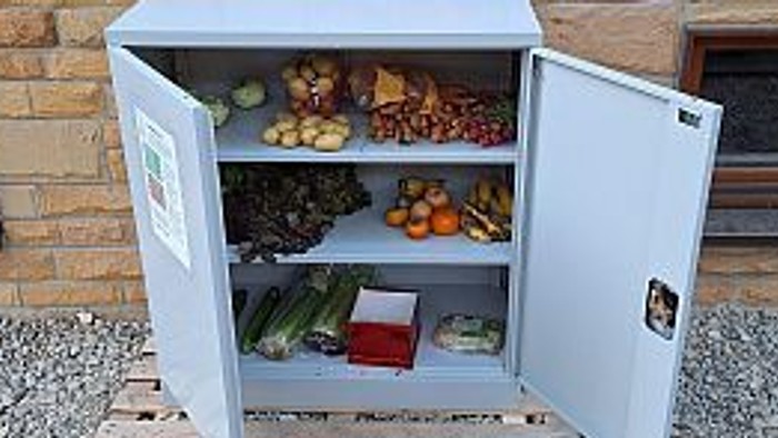 Kleiner Außenkühlschrank gefüllt mit verschiedenen Früchten und Gemüse.