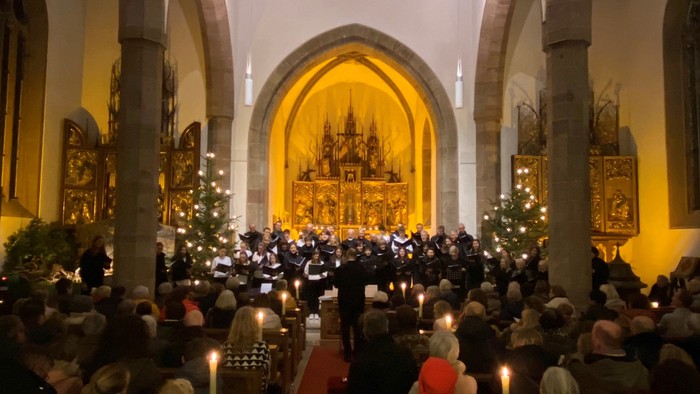 Eine Kirchenkonzert mit Weihnachtsbaum und Kerzenlicht