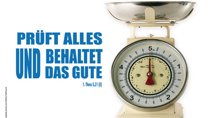 Eine altmodische Waage mit einer Schale oben drauf, blauer Text auf der linken Seite.