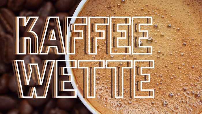 Kaffeetasse mit Milchschaum auf Kaffeebohnen, 