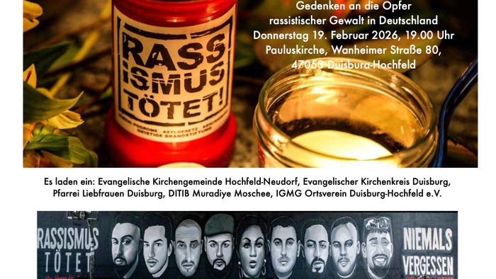 Gedenkveranstaltung gegen Rassismus in Deutschland mit antirassistischen Plakaten und Hinweis auf eine Mahnwache mit Kerzen.