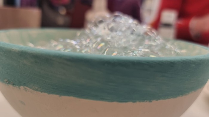 In der Schüssel befindet sich eine transparente Substanz.