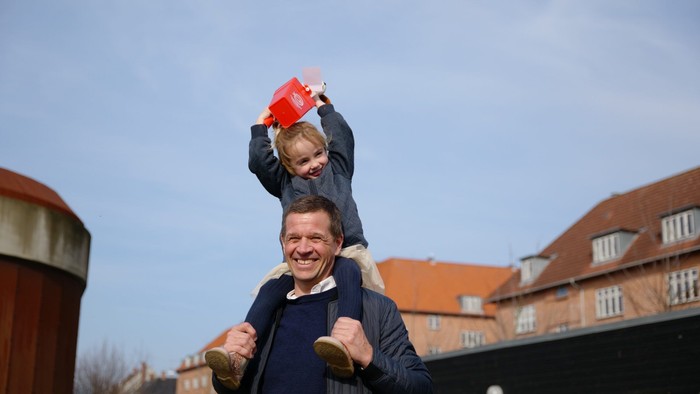 En hyggelig dag – for en god sag. Her er det Folkekirkens Nødhjælps generalsekretær Jonas Nøddekær, der selv var på gaden med familien sidste år.