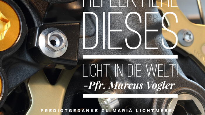 Das Bild zeigt eine Nahaufnahme des Rückspiegels eines Motorrads mit einem Zitat von Marcus Vogler auf Deutsch.