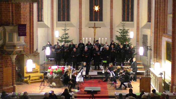 Kirchliche Weihnachtsfeier mit Chor und Weihnachtsbaum