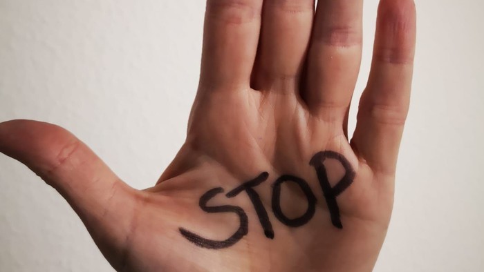 Das Bild zeigt eine Hand auf der STOP aufgeschrieben ist. Es ist ein Symbolbild gegen sexualisierte Gewalt. 