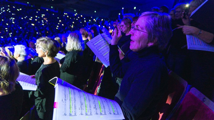 Ein Chor singt auf einer Bühne bei einer Veranstaltung
