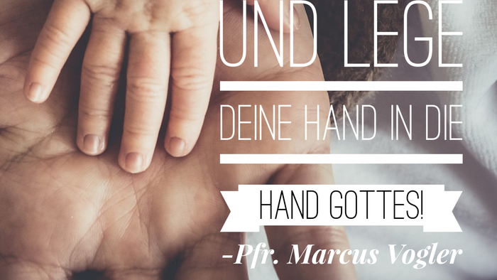 Eine Babyhand wird von einer Erwachsenenhand gehalten, mit einem Zitat von Pf. Marcus Vogler in deutscher Sprache über dem Bild eingeblendet.