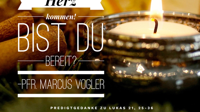 Kerze in einem Glasständer mit deutschem Adventstext