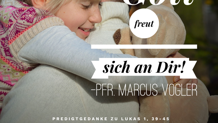 Ein Kind umarmt einen Erwachsenen mit deutschem Text.