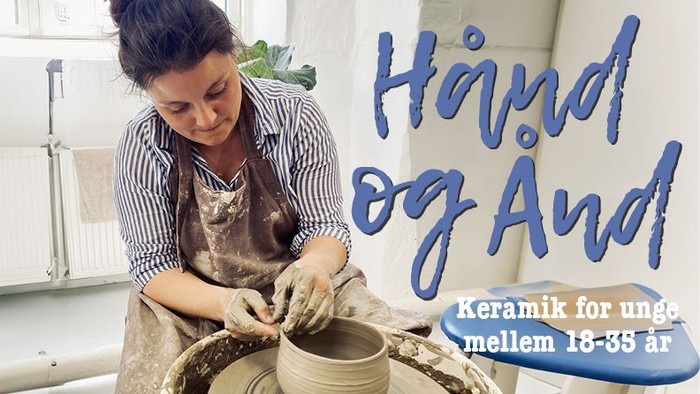 Kvinde laver keramik i workshop