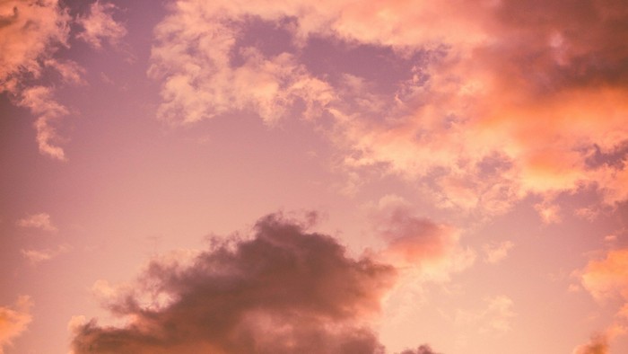 Ein Wolkenhimmel im Abendrot