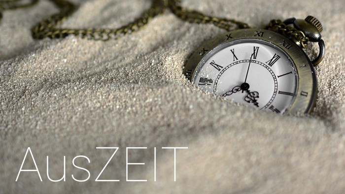 Eine Taschenuhr liegt im Schnee und zeigt die Zeit an.