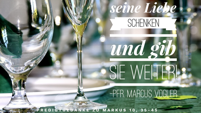 Das Bild zeigt eine Tischdecke mit Weingläsern und ein religiöses Zitat auf Deutsch.