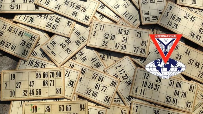 En masse bingo-kort med tal og et internationalt symbol i midten