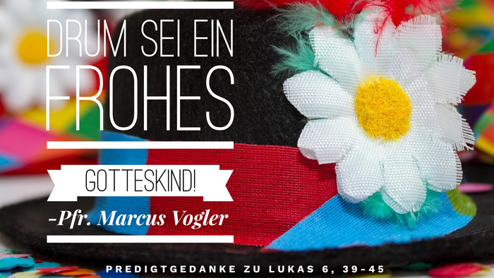 Das Bild zeigt einen farbenfrohen Hut mit einer weißen Blume und einer roten Feder, mit überlagertem deutschem Text.