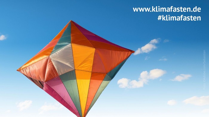 Bunter Drachen fliegt am klaren blauen Himmel