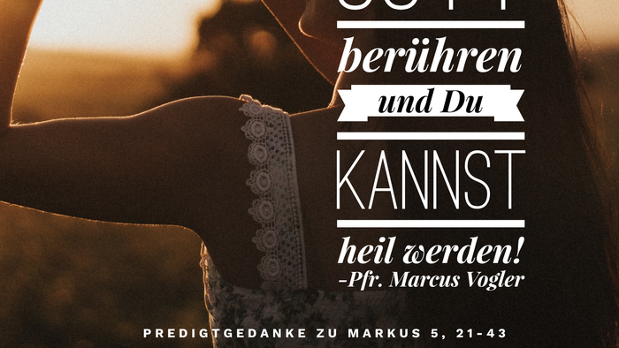 Hand formt Herzsymbol, inspirierendes Zitat auf Deutsch