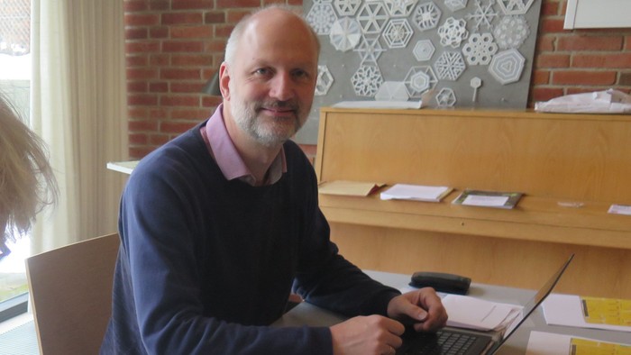 To folk arbejder med papirer på kontor.