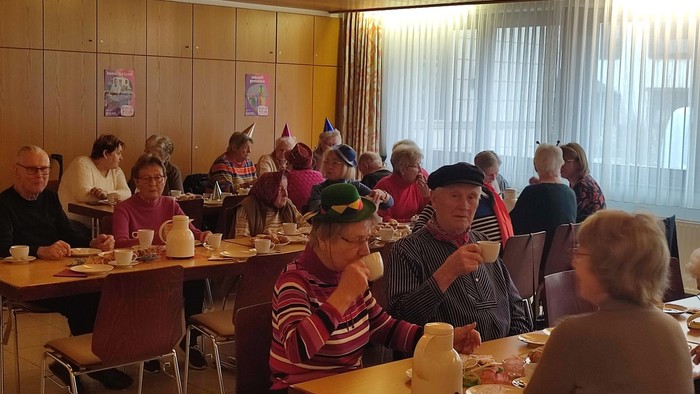 Gruppe von Menschen, die in einem Restaurant an Tischen essen