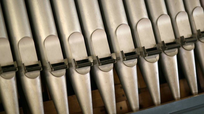 Reihen von weißen Rohren mit Metallklammern