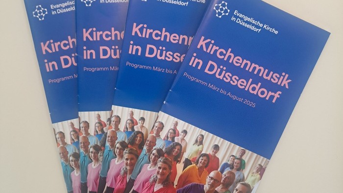 Mehrere Programmhefte der Kirchenmusik in Düsseldorf