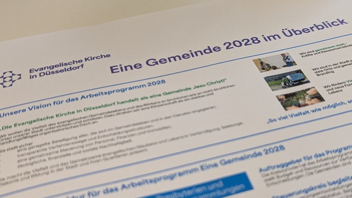Das Bild zeigt ein Informationsblatt über das Arbeitsprogramm 2028 der Evangelische Kirche in Deutschland.